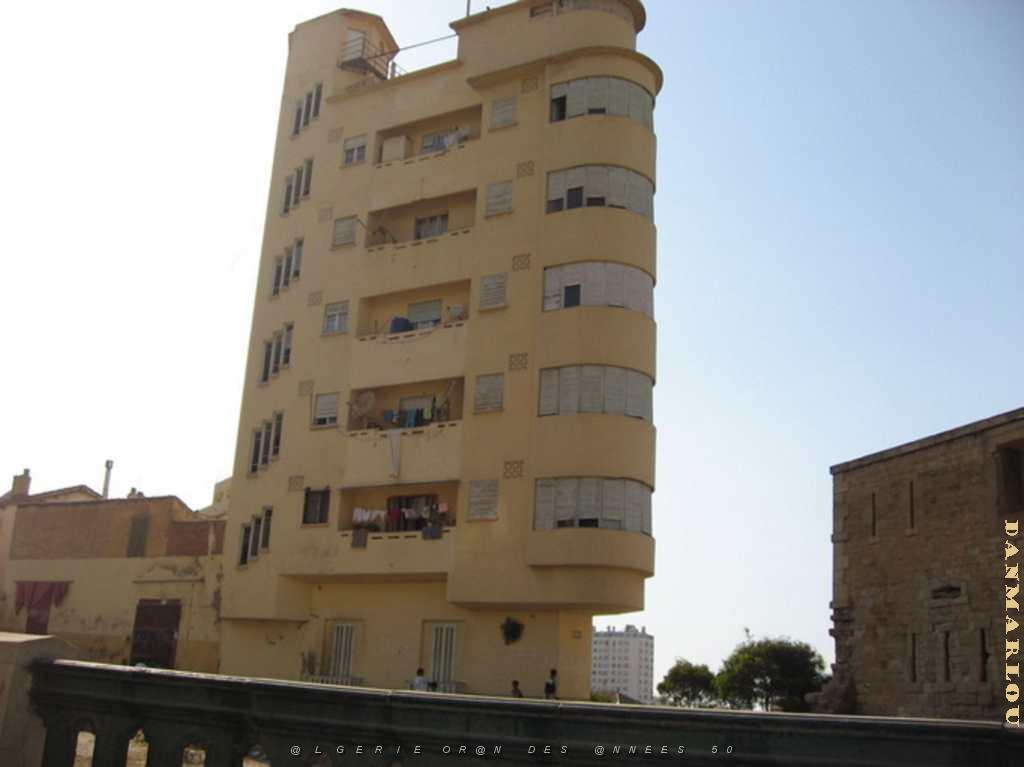 ORAN JUILLET 2007 IMMEUBLE TYPIQUE A BEL AIR.JPG